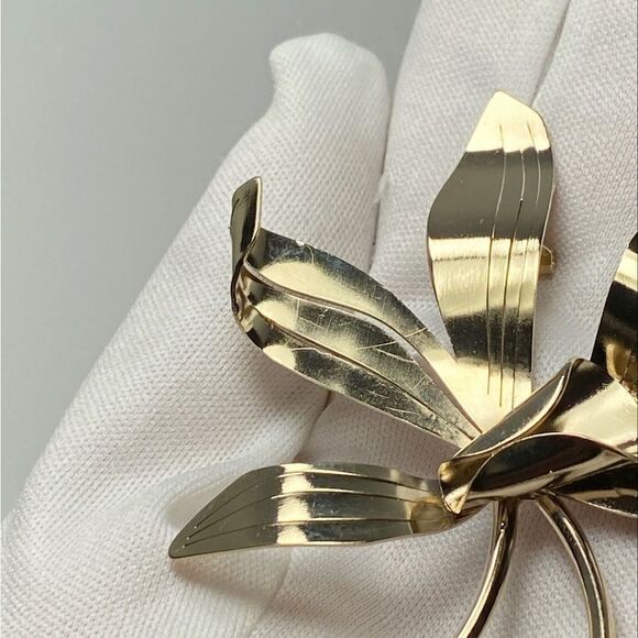 Carolina Herrera Goldtone Flower Earrings - Picture 7 of 9